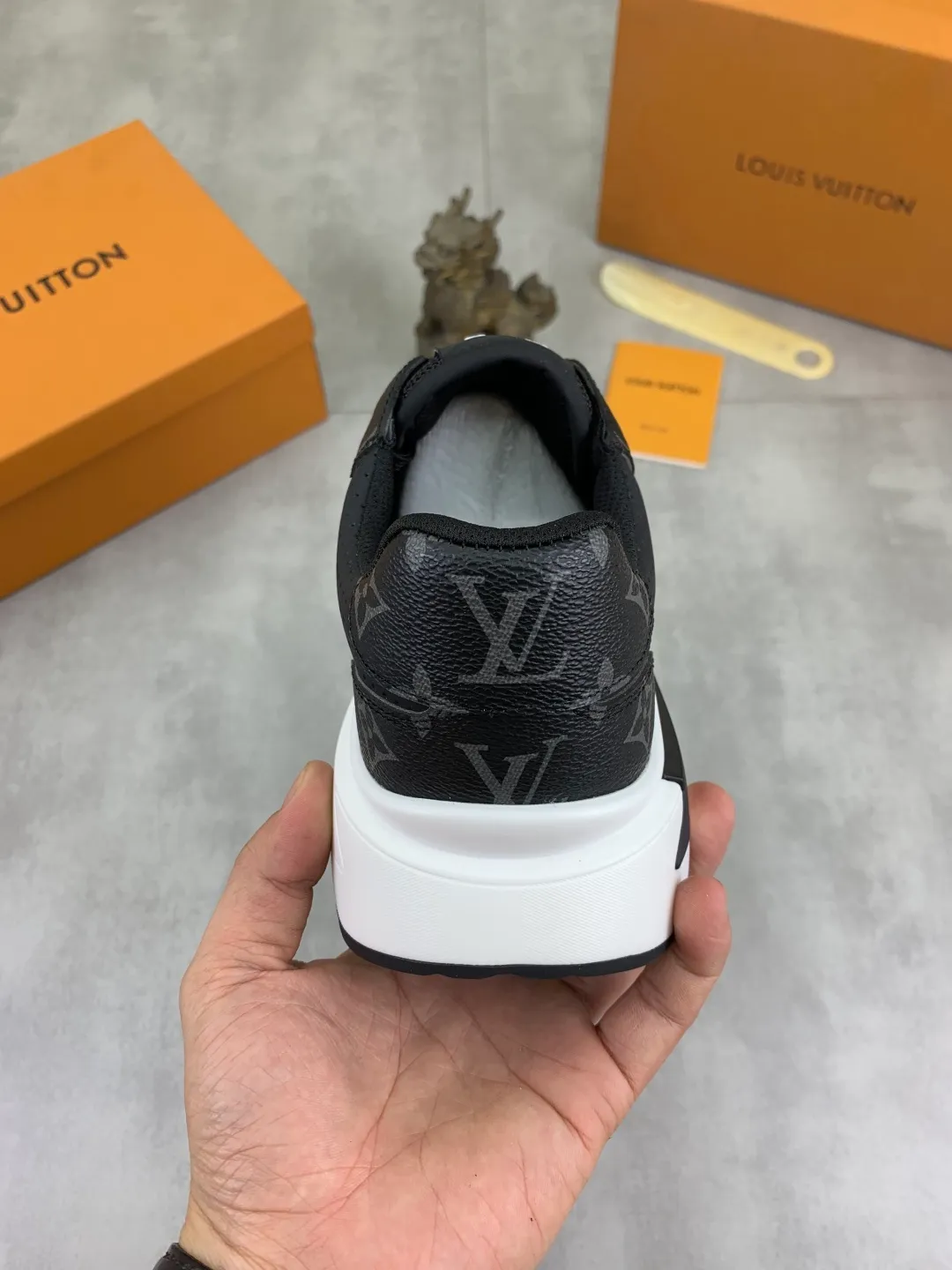 Men's shoes 💰P460 💰 [New model] 🆘 The latest model from LV official website 🎁 Casual and fashionable men's shoes 👟 Hot style 💥 Simple and elegant style, exclusive for trendy men. Unique latest brand elements from the official website 👑 Original decoration, fashionable and generous, the fabric is made of original calfskin ➕ Comfortable and breathable mesh lining ➕ Pigskin lining ✅The official website specifies wear-resistant casual outsole, the classic model is taken in real life🎬Color: 3️⃣colors available😍Number of codes: 38-44 (45 46 customized)